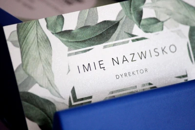 Druk wizytówek na papierze ozdobnym.